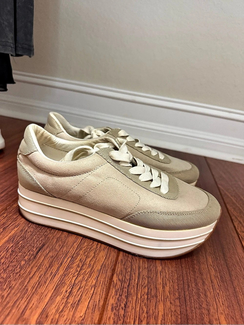 Zara Platform Sneakers in Beige Like New